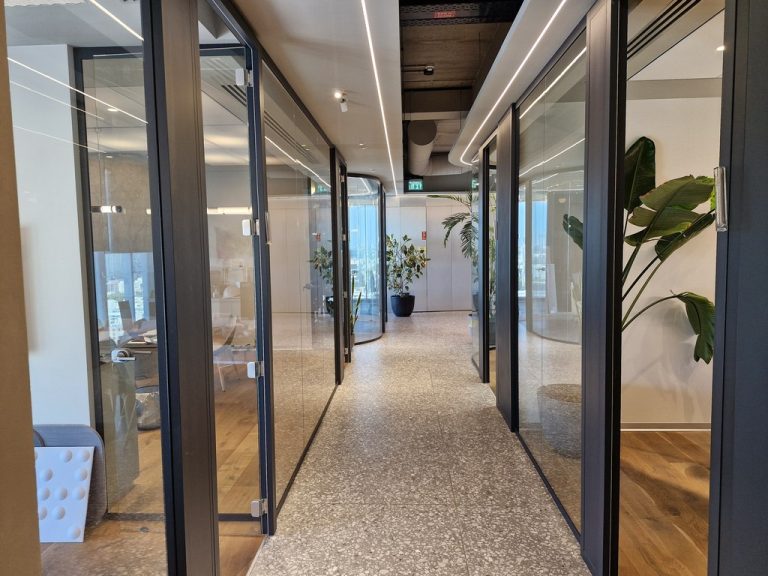 להשכרה במגדל אקרו 172 מטר משרדים מושקעים וגבוהים