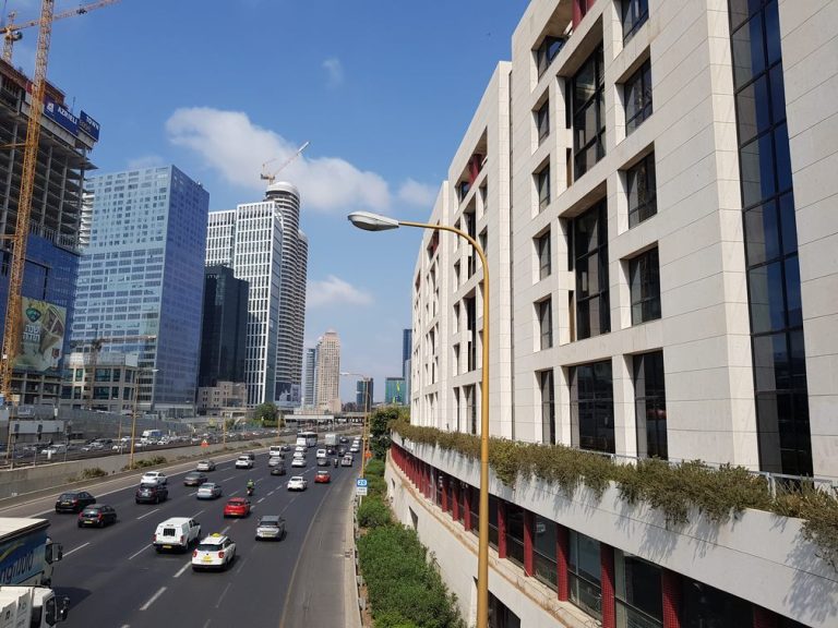 להשכרה צמוד לתחנת רכבת השלום 205 מטר משרדים יפים ומחודשים