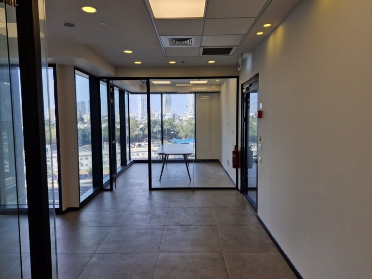 להשכרה צמוד לרכבת סבידור 119 מטר משרדים מפוארים וחניה