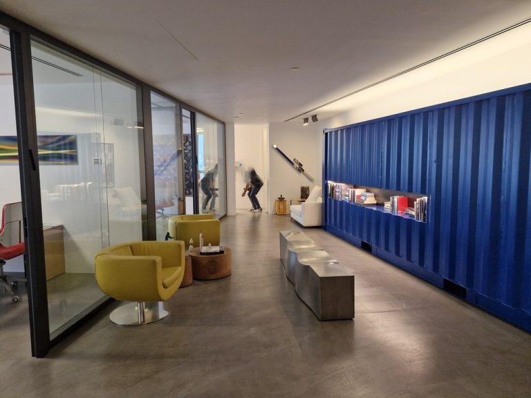 להשכרה בגני שרונה 305 מטר משרדים מושקעים ומעוצבים קומה גבוהה