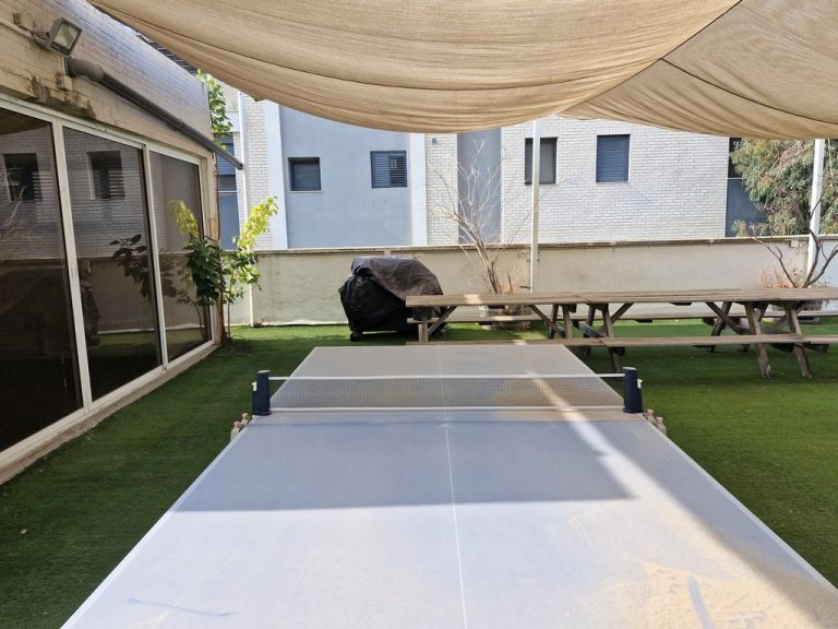 להשכרה בשכונת מונטיפיורי 250 מטר משרדים + 100 מטר גג פרטי