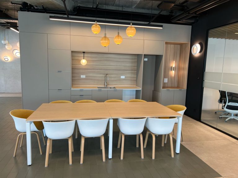 להשכרה במגדל אקרו 270 מטר משרדים מושקעים מעוצבים ומרוהטים