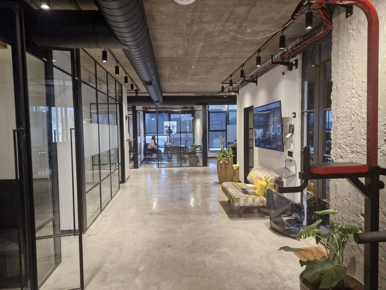 משרדים מעוצבים ומרוהטים להשכרה