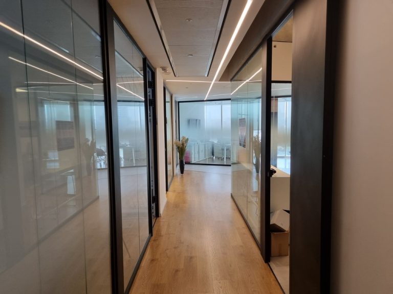 משרדים מושקעים להשכרה צמוד לרכבת כבדה וקלה