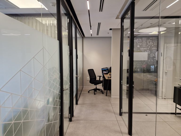 Luxurious offices close to the Peace Railway