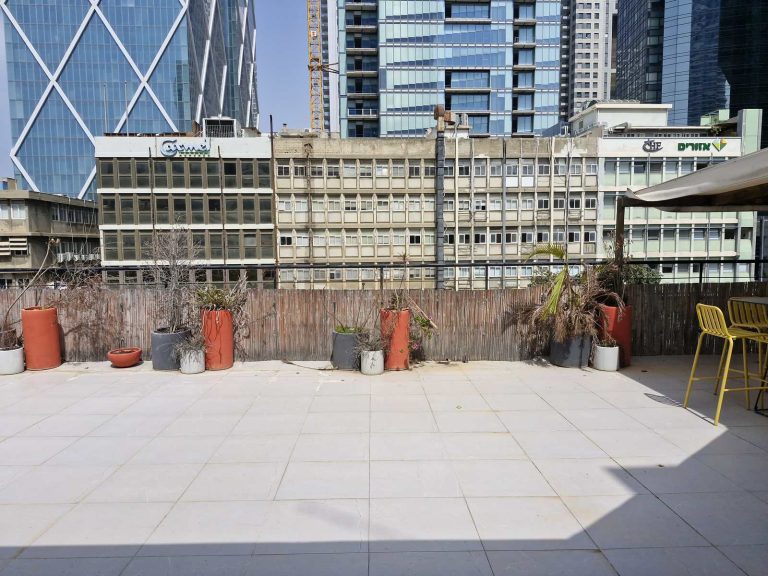 משרדים ומרפסת להשכרה במתחם גבעון 300 מטר