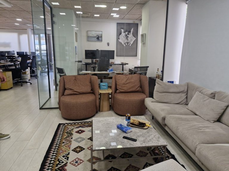 כניסה למשרד להשכרה בשדרות יהודית בתל אביב